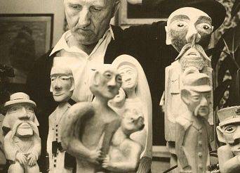 Alfred Lubocki ze swoimi rzeźbami grafika
