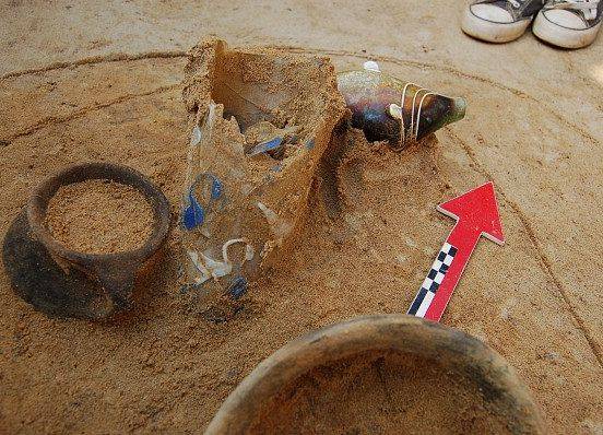 Szklana ryba w grobie z przełomu II i III wieku naszej ery grafika