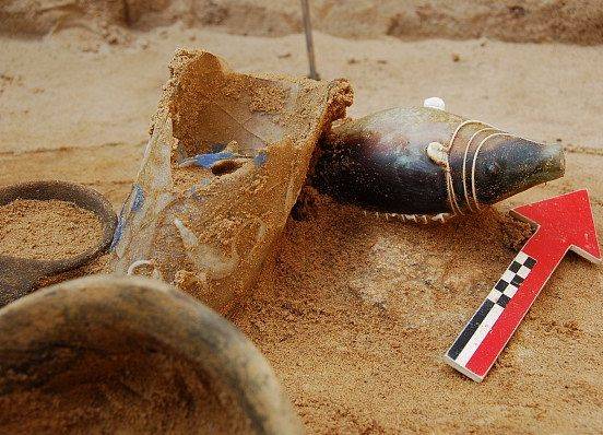 Szklana ryba w grobie z przełomu II i III wieku naszej ery grafika