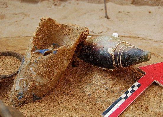 Szklana ryba w grobie z przełomu II i III wieku naszej ery grafika